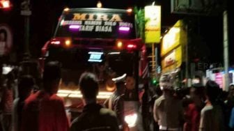 Bus Mira Diamuk Warga Madiun, Sudah Terobos Lampu Merah, Tabrak Pelajar Pula