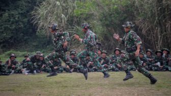 Atlet menembak putra Kodam III Siliwangi berlari saat mengikuti latihan di Lapangan Tembak Gunung Bohong, Cimahi, Jawa Barat, Jumat (2/9/2022). ANTARA FOTO/Raisan Al Farisi