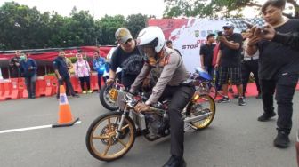 Aksi Dirlantas PMJ 'Trek-trekan' Motor di Street Race Kemayoran, Kombes Latif: Pegel Kaki