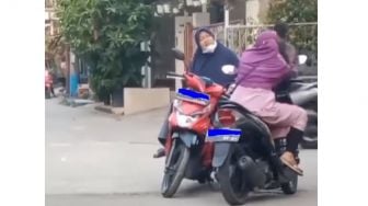 The Real Emak-Emak Penguasa Jalan, Begini Aksinya Ngerumpi di Tengah Jalan