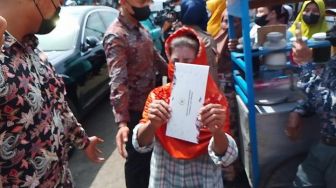 Dapat Amplop Berisi Uang Tunai dari Presiden Jokowi, Nenek Sopiah Menangis Haru