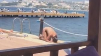 Beredar Video Bule Pakai Bikini Lakukan Gerakan Sujud di Pinggir Dermaga, Publik Penasaran: Itu Yoga atau Sholat