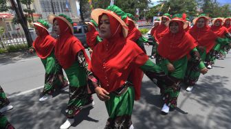 Peserta mengikuti lomba gerak jalan indah berbusana muslim di Palu, Sulawesi Tengah, Sabtu (3/9/2022). ANTARA FOTO/Mohamad Hamzah