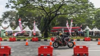 Peserta memacu sepeda motornya dalam Street Race Polda Metro Jaya di Jalan Benyamin Sueb, Kemayoran, Jakarta Pusat, Sabtu (3/9/2022).  ANTARA FOTO/Galih Pradipta