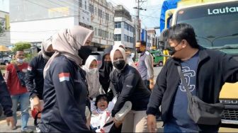Teriak Histeris di Tengah Kunjungan Jokowi di Pasar Pasir Gintung, Wanita Ini Diangkut Paksa Polwan