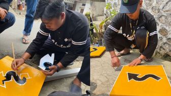 Tekan Angka Kecelakaan, Mahasiswa UnismaBuat Papan Petunjuk Tanjakan Jalan