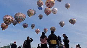 Warga menyaksikan penerbangan balon tradisional saat digelar Java Balloon Attraction di lapangan Taman Rekreasi Kalianget, Wonosobo, Jawa Tengah, Minggu (4/9/2022). [ANTARA FOTO/Anis Efizudin/foc]
