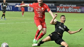 Pesepak Bola Persija Jakarta Michael Krmencik (kiri) berebut bola dengan Pesepak bola Bhayangkara FC Indra Kahfi (kanan) pada lanjutan Liga 1 di Stadion Patriot Chandrabhaga, Bekasi, Jawa Barat, Sabtu (3/9/2022). [ANTARA FOTO/Fakhri Hermansyah/wsj]
