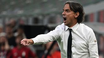 Pelatih Inter Milan Italia Simone Inzaghi melayangkan protes saat pertandingan sepak bola Serie A Liga Italia antara AC Milan dan Inter Milan di stadion San Siro, Milan, Italia, Sabtu (3/9/2022). [Miguel MEDINA / AFP] 