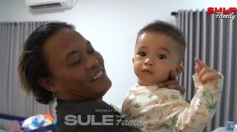 Warganet Bandingkan Baby Adzam Saat Bersama Sule dan Saat Bersama Pacar Baru Nathalie Holscher: Nyesek Gak Tuh