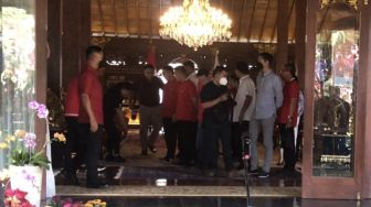 Kala Puan Maharani Clingak-clinguk Cari Kursi di Pendopo Usai Pertemuan dengan Prabowo