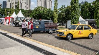 Seorang pengunjung mengamati mobil lawas yang dipamerkan pada kegiatan Otobursa Tumplek Blek di Senayan Jakarta, Sabtu (3/9/2022). [ANTARA FOTO/Muhammad Adimaja/wsj]
