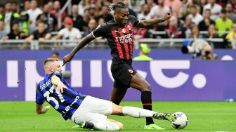 Bek Inter Milan Milan Skriniar (kiri) berebut bola dengan penyerang AC Milan Rafael Leao saat pertandingan sepak bola Serie A Liga Italia antara AC Milan dan Inter Milan di stadion San Siro, Milan, Italia, Sabtu (3/9/2022). [Isabella BONOTTO / AFP]
