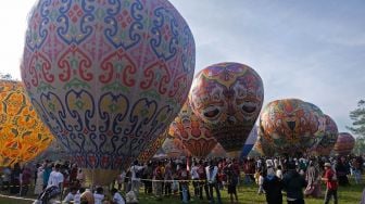 Warga menyaksikan penerbangan balon tradisional saat digelar Java Balloon Attraction di lapangan Taman Rekreasi Kalianget, Wonosobo, Jawa Tengah, Minggu (4/9/2022). [ANTARA FOTO/Anis Efizudin/foc]
