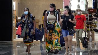 Sejumlah wisatawan mancanegara (wisman) berkunjung ke salah satu pusat perbelanjaan di Batam Centre, Batam, Kepulauan Riau, Sabtu (3/9/2022). [ANTARA FOTO/Teguh Prihatna/wsj]
