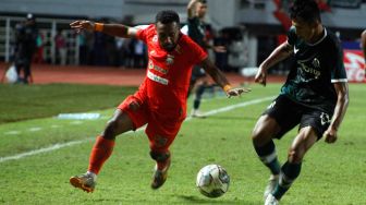 Pesepak bola Persikabo 1973 Didik Wahyu (kanan) berebut bola dengan Pesepak bola Borneo FC Samarinda Terens Puhiri (kiri) dalam lanjutan BRI Liga 1 di Stadion Pakansari, Kabupaten Bogor, Jawa Barat, Sabtu (3/9/2022). [ANTARA FOTO/Yulius Satria Wijaya/wsj]
