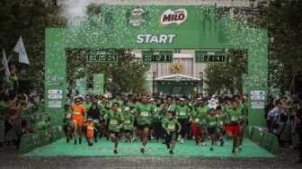 Peserta berlari saat mengikuti Milo ACTIV Indonesia Race (MAIR) 2022 di kawasan Senayan, Jakarta, Minggu (4/9/2022).  ANTARA FOTO/Rivan Awal Lingga
