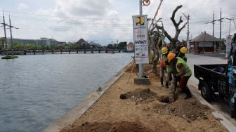 Pekerja melakukan penataan fasilitas pada kawasan Estuary Dam dalam kesiapan pelaksanaan Presidensi G20 Indonesia 2022 di Denpasar, Bali, Minggu (4/9/2022). [ANTARA FOTO/Nyoman Hendra Wibowo/foc]