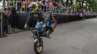 Freestyler motor menampilkan atraksi saat kegiatan Otobursa Tumplek Blek di Senayan Jakarta, Sabtu (3/9/2022). [ANTARA FOTO/Muhammad Adimaja/wsj]
