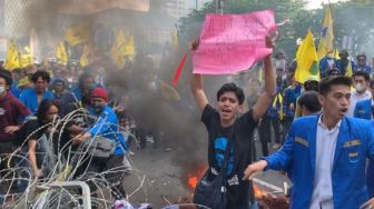 Panas! Massa PMII Demo Tolak Kenaikan BBM Ricuh, Terobos Kawat Berduri hingga Bakar Ban