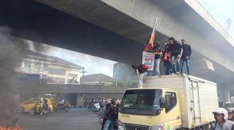 Mahasiswa Mulai Tutup Jalan AP Pettarani Dekat Kantor DPRD Makassar