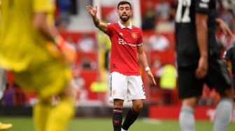 Gelandang Manchester United Bruno Fernandes memberi instruksi saat pertandingan sepak bola Liga Premier Inggris antara Manchester United dan Arsenal di Stadion Old Trafford, Manchester, Inggris, Minggu (4/9/2022). [Oli SCARFF / AFP]
