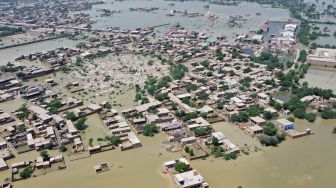 Foto udara menunjukkan daerah pemukiman yang terendam banjir setelah hujan lebat di distrik Jaffarabad, provinsi Balochistan, Pakistan, Rabu (31/8/2022). [Fida HUSSAIN/AFP]
