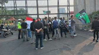 Belasan Massa HMI Geruduk Gedung DPR Tanpa Mobil Komando, Ada Teriakan Lawan!