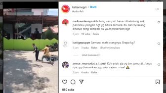 Dua Pria Berduel Depan Masjid, Satu Bawa Samurai, yang Lainnya Balok Kayu, Warganet: Kebal