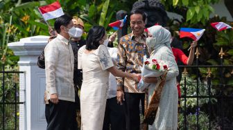 Presiden Joko Widodo (kedua kanan) didampingi Ibu Negara Iriana Joko Widodo (kanan) menyambut kedatangan Presiden Filipina Ferdinand Romualdez Marcos Jr (kiri) didampingi Ibu Negara Louise Araneta Marcos di Istana Kepresidenan Bogor, Jawa Barat, Senin (5/9/2022). [ANTARA FOTO/Sigid Kurniawan/aww]