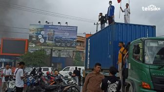 Mahasiswa di Kendari Sandera Truk Kontainer Blokade Jalan, Tolak Penaikan BBM Bersubsidi