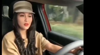 Nyetir Sendiri Jemput Anak, Netizen Salah Fokus dengan Penampilan Sandra Dewi: Cantiknya