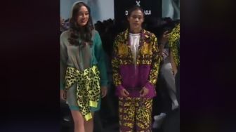 Netizen Pangling, Viral Video Bonge Satu Runway Bareng Model Profesional di Fashion Show