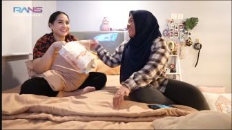 Healing Terkocak Nagita Slavina, Numpang Mandi Sampai Tidur di Kos Karyawannya!