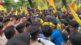 Demo Tolak Kenaikan BBM di Dekat Istana Ricuh! Satu Anggota PMII Ditangkap usai Dorong-dorong sama Polisi