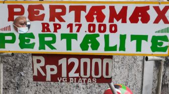 Harga bensin eceran yang dijual Yono di lapakanya di kawasan Gunung Sahari, Jakarta Pusat, Senin (5/9/2022). [Suara.com/Alfian Winanto]