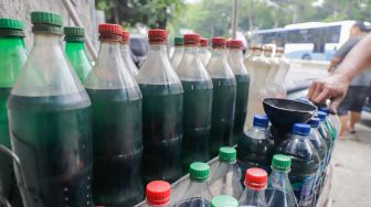 Viral! Kesal Bensin Ecerannya Sering Dicuri, Pedagang Ini Isi Botol dengan Air Berwarna