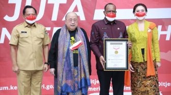 Sukses Laksanakan Pembagian 10 Juta Bendera Merah Putih se-Indonesia, Kemendagri Terima Rekor Dunia MURI