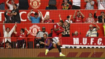 Winger Manchester United, Antony melakukan selebrasi usai bikin gol pada pertandingan Liga Inggris kontra Arsenal di Old Trafford, Manchester yang rampung Senin (5/9/2022) dini hari WIB. [Oli Scarff / AFP]