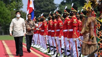 Presiden Joko Widodo (kedua kanan) dan Presiden Filipina Ferdinand Romualdez Marcos Jr (kiri) memeriksa pasukan kehormatan saat kunjungan kenegaraan di Istana Kepresidenan Bogor, Jawa Barat, Senin (5/9/2022). [ANTARA FOTO/Sigid Kurniawan/aww]