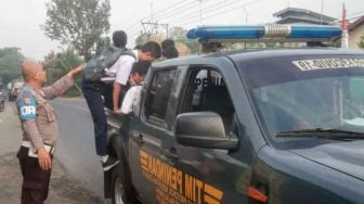 Sopir Mogok Imbas Harga BBM Naik, Polisi Turun Tangan Angkut Pelajar dan Masyarakat