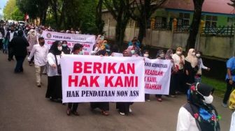 Ratusan Honorer Solok Selatan Demo ke Kantor Bupati, Tagih Janji Soal Ini