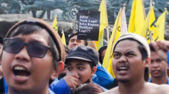 Massa Mahasiswa saat menggelar aksi unjuk rasa menolak kenaikan harga BBM di kawasan Silang Monas, Jakarta Pusat, Senin (5/9/2022). [Suara.com/Alfian Winanto]