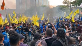 Bakar Ban hingga Terobos Kawat Berduri  Massa PMII Demo Tolak Kenaikan BBM Rusuh