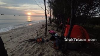 Cobain Yuk! Camping Sambil Berburu Sunrise di Pantai Pasir Putih Tuban