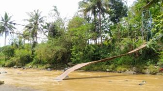 Jembatan Gantung di Cibeber Cianjur Ambruk