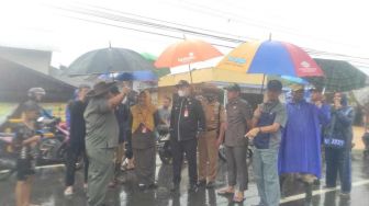 Wali Kota Aditya Tinjau Lokasi Banjir di Cempaka, Dapur Umum Disiagakan  