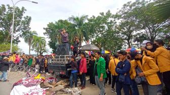 Demo Depan Kantor Gubernur Kaltim, Mahasiswa Minta Pemerintah Basmi Mafia Migas