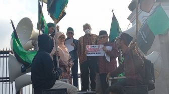 Usai Walkout dari Paripurna DPR, Sejumlah Legislator Fraksi PKS Temui Massa Demo: Kami Juga Menolak BBM Naik