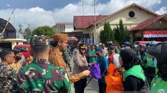 Forkopimda Bukittinggi Bagi-bagi Bansos Buat Driver Ojol dan Sopir